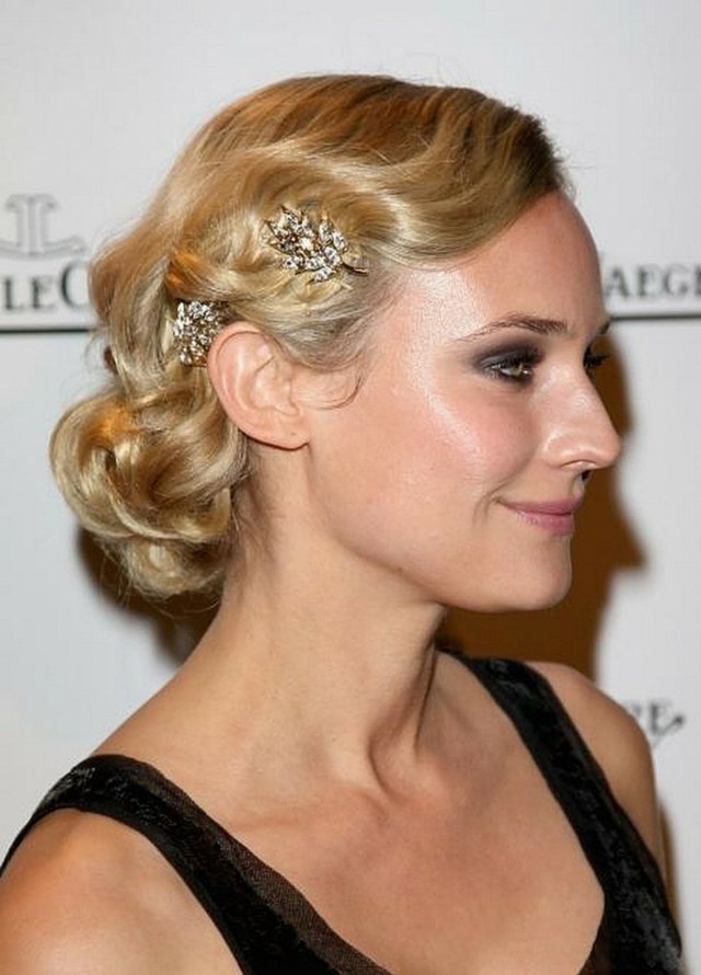 Účes Diane Kruger z 50. rokov s drdolom na chrbte vlasové doplnky svetlé kučery-účesy celebrít-drdol