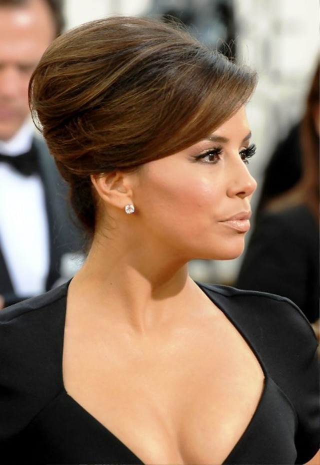 Upnuté vlasy-Eva-Longoria-dámske-účesy-čierne-šaty-napichovacie náušnice