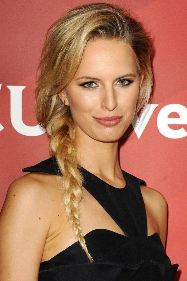 Cop na boku väčší objem vo vlasoch Celebrity-účesy-čierne-šaty-vrkoč-strana