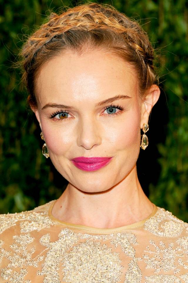 Kate Bosworth vrkoče v čelenke zopnutých vlasov Swarovski-náušnice-pripnuté-do-vlasov