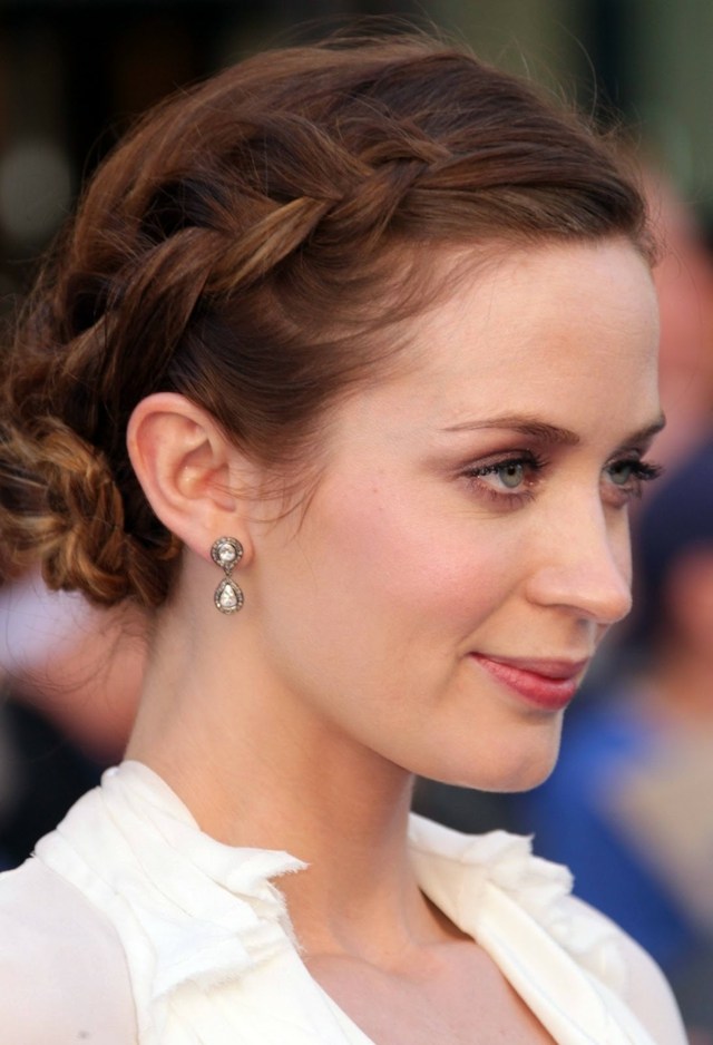 Emily Blunt pigtail pripnutý ako čelenka účesy s polovičným diadémom a vrkočom