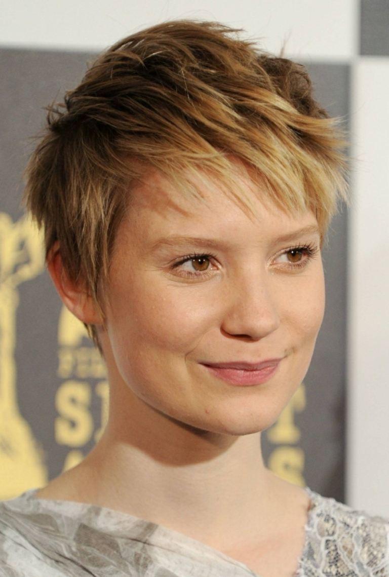 Krátke vlasy je možné česať dopredu, aby vyzerali elegantne dámy krátky účes blond rovná ofina drzá mia wasikowska