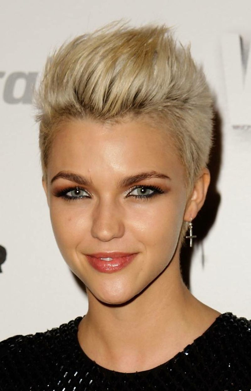 Odvážne ženy si môžu tiež nastajlovať bokom dámy krátky účes sidecut nápad skvelá ofina blond vlasy