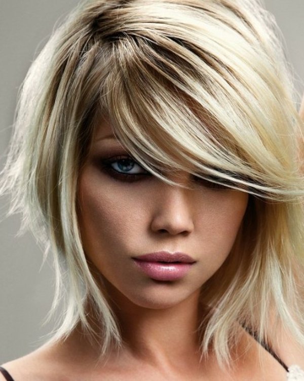 blond krátke vlasy s vrstvami bob účes Bob-účes-vlasy-s-vrstvami-a-ofinou