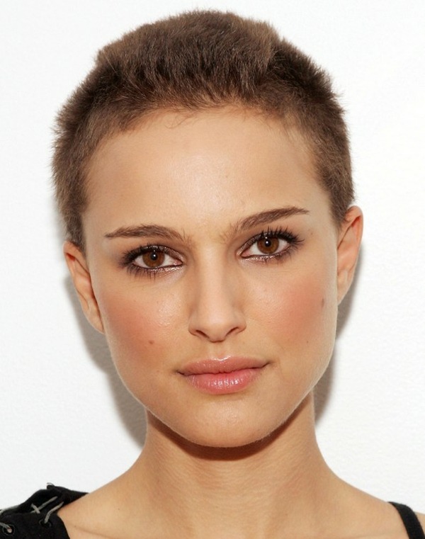 Natalie Portman skrátená ako chlapec Dámsky krátky účes, mladistvý vzhľad