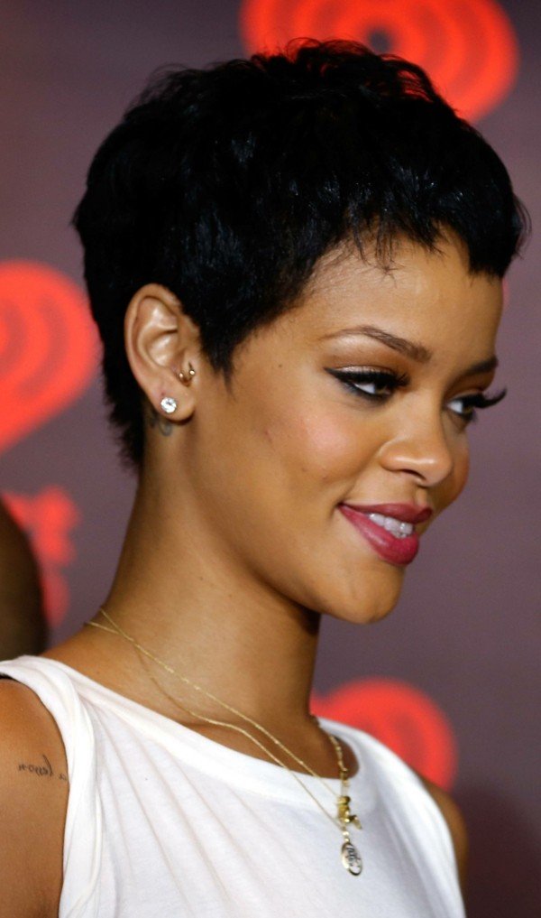 Rihanna módny trend krátkych vlasov Rihanna-krátke vlasy-mladistvý-look