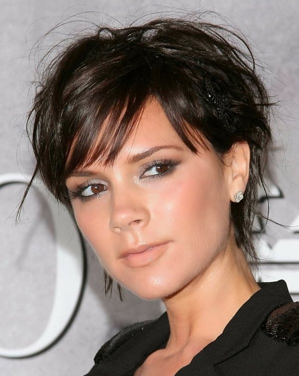 Dámsky krátky účes s bezplatnými tipmi s-free-hair-ends-beckam-short-haircut