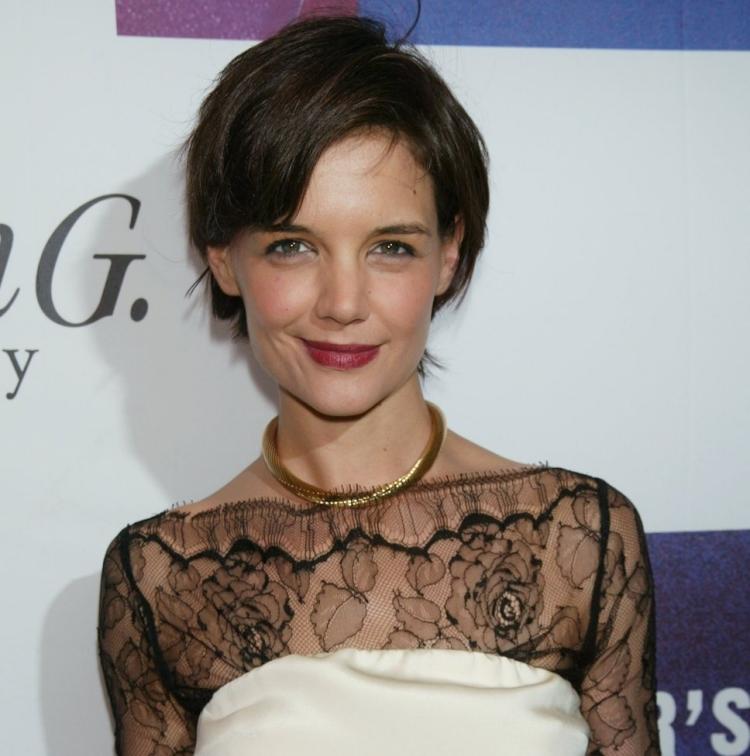 Krátky účes so šikmou ofinou od Katie Holmes Katie-Holmes-krátky-účes-bočné-lúčenie-šikmá ofina