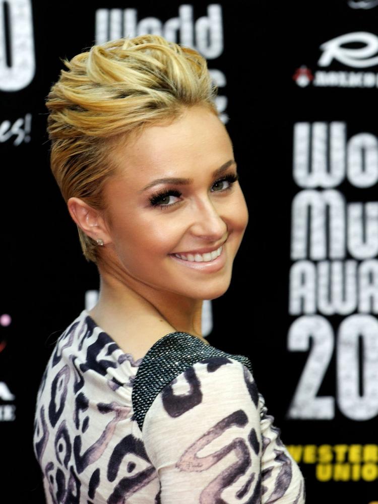 elegantný krátky účes od Hayden Panettiere hayden-panettiere-krátke vlasy v štýle-dlhá ofina