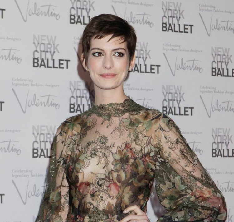 Účes Anne Hathaway Pixie s ofinou anne-hathaway-pixie-účes-ofina