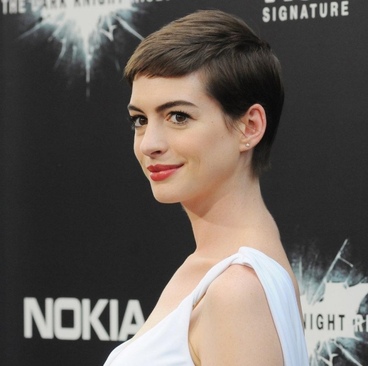 Krátky Bob účes Anne Hathaway anne-hathaway-dámy-krátky-účes-bob-hlava