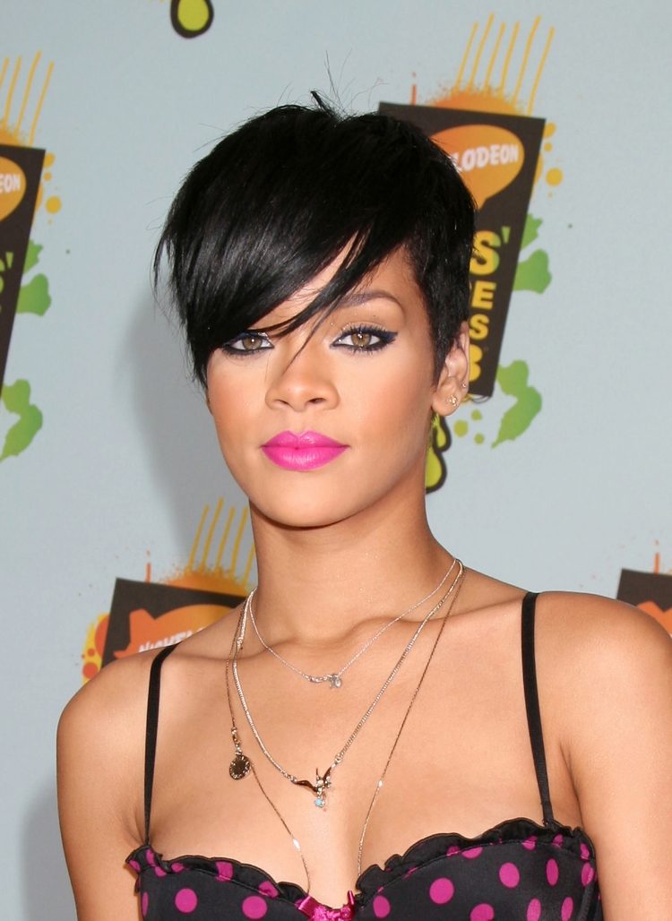 Pixie účes RIhanny so šikmou ofinou rihanna-pixie-haircut-black-hair-color