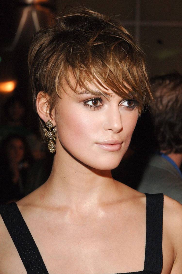 Účes Keira Knightley Pixie s vrstvenými ofinami pixie-účes-ofina-keira-knightley