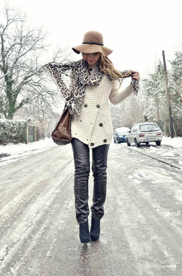 Lederhose s pletenou vestou a šatkou s leopardím vzorom S pletenou vestou-čiapkou-vysoké podpätky