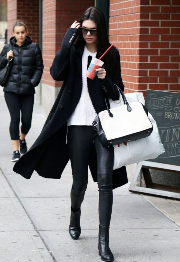 Street štýl s bielym svetrom a dlhým kabátom Street štýl s koženými nohavicami