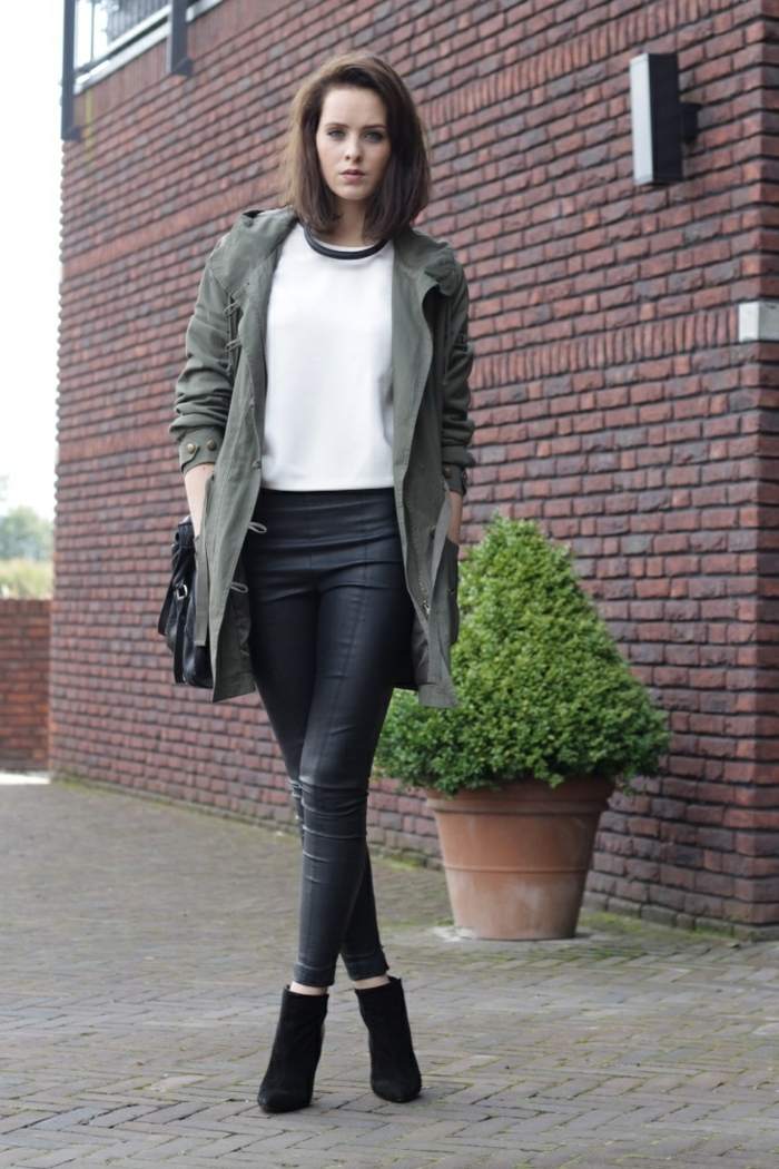 s trenčkotom a bielou blúzkou s bundou a členkovými topánkami s podpätkami