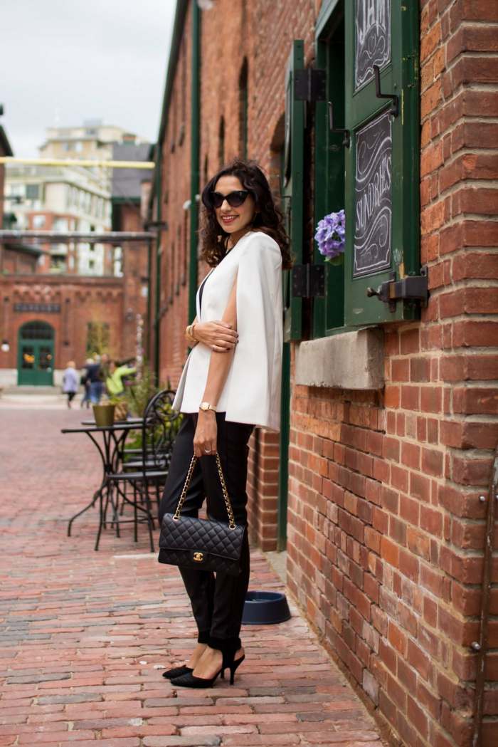 S kabelkou Chanel a bielym blejzerom Kožené nohavice dlhá blejzerová kabelka