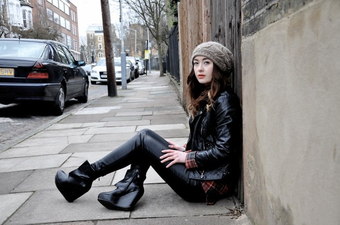 Klinové kožené nohavice a sako pletená čiapka Károvaná košeľa, kožené nohavice, pletená čiapka