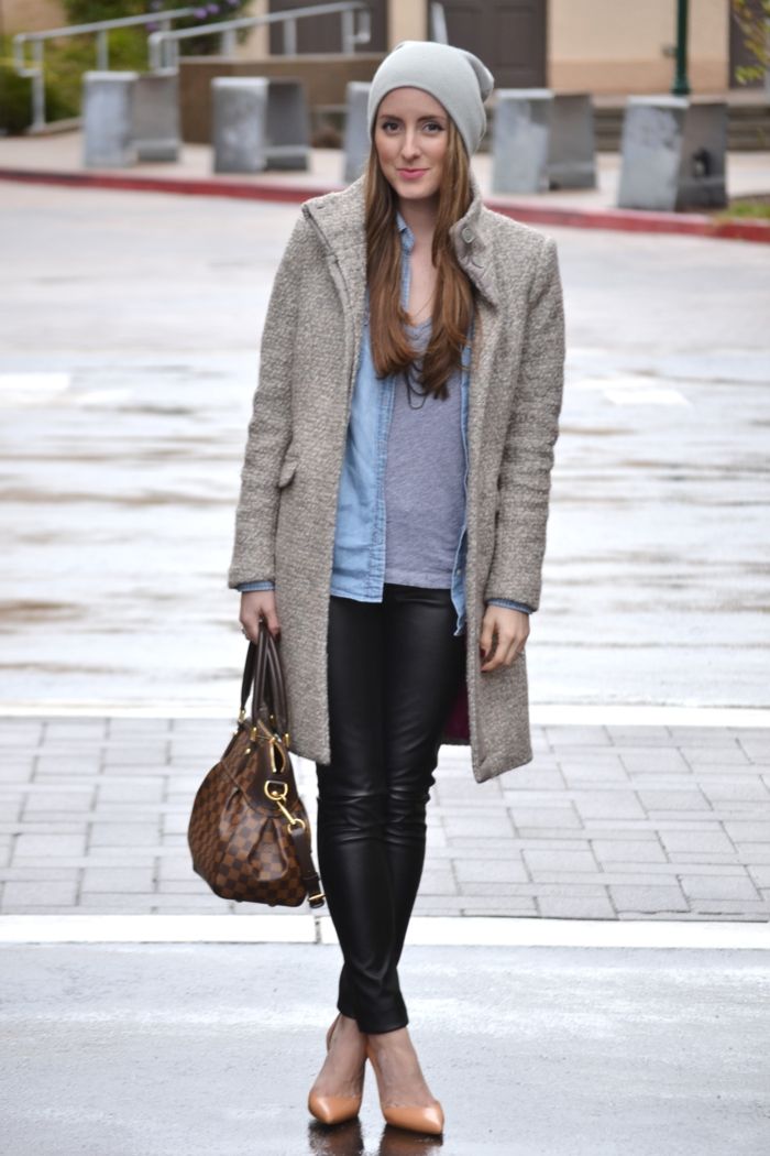 Možno kombinovať so sivým vlneným kabátom a rifľovou košeľou Béžové lodičky-nohavice-vyrobené z koženej kabelky-od-Louis-Vuittona