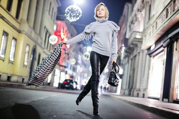 Dámske kožené nohavice a ako ich kombinovať sivý sveter-kožené nohavice-vzorovaný kabát