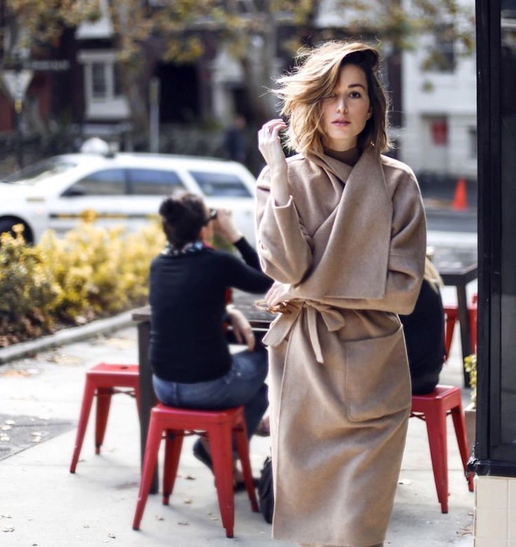 Dámsky kabát v neutrálnych farbách na zimu - béžový Dámsky kabát -trend-wrap-kabát-béžovo-hnedý