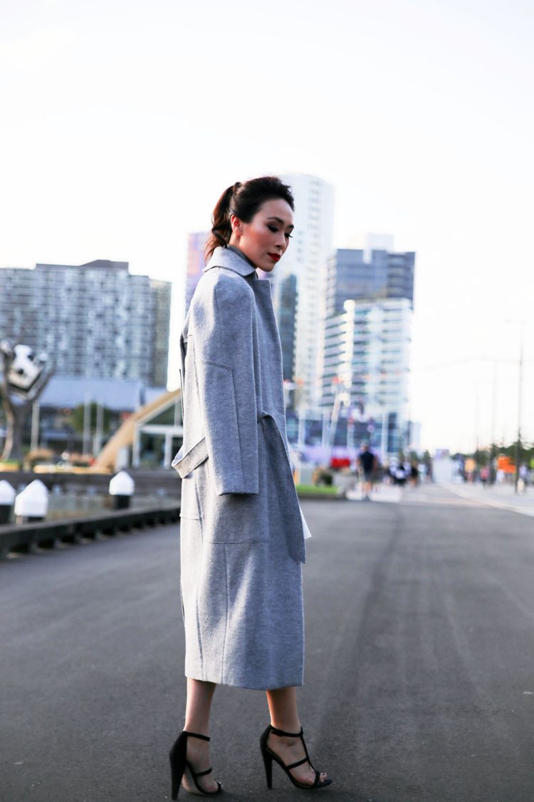 Šedá farba - dobrý spoločník pre každú príležitosť dámsky-kabát-trend-zavinovací-kabát-sivý-vysoké podpätky