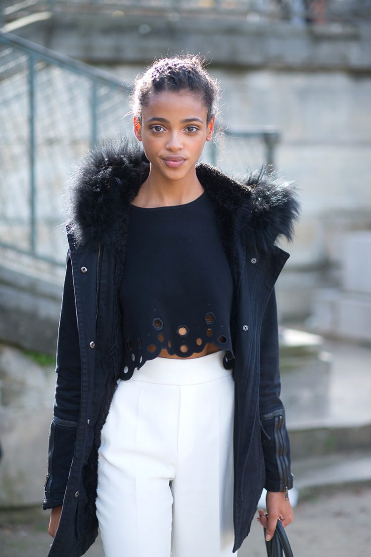 Kombinujte čiernobielu, ležérnu a elegantnú dámska-parka-zimná-móda-kombinujúca-čierna-biela-elegantná