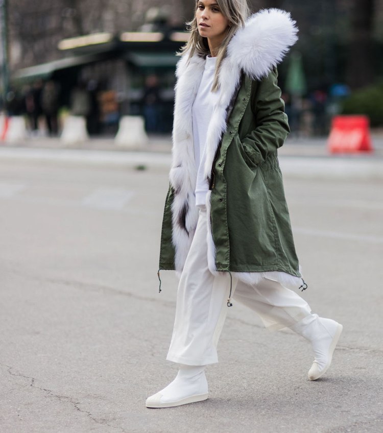 Nádherná dámska parka s kapucňou a podšívkou z bielej kožušiny dámy-parka-zimná-móda-kombinovať-biele-nohavice-outfit