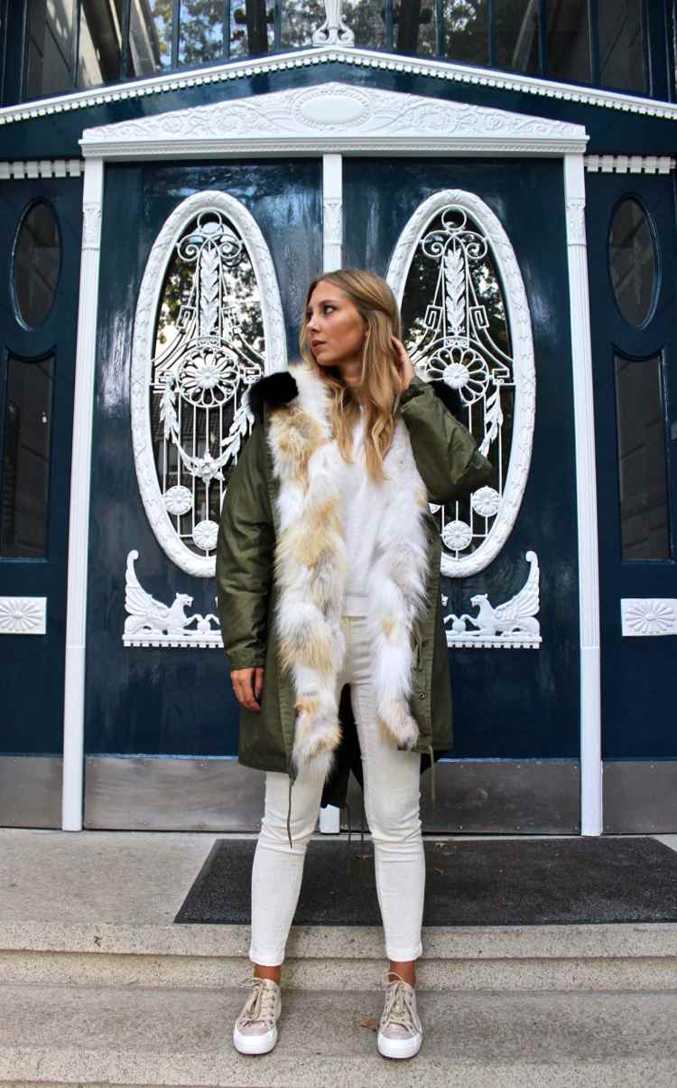 Skombinujte dámsku parku s členkovými džínsami dámy-parka-zimná-móda-kombinovať-biele-rifle-nohavice