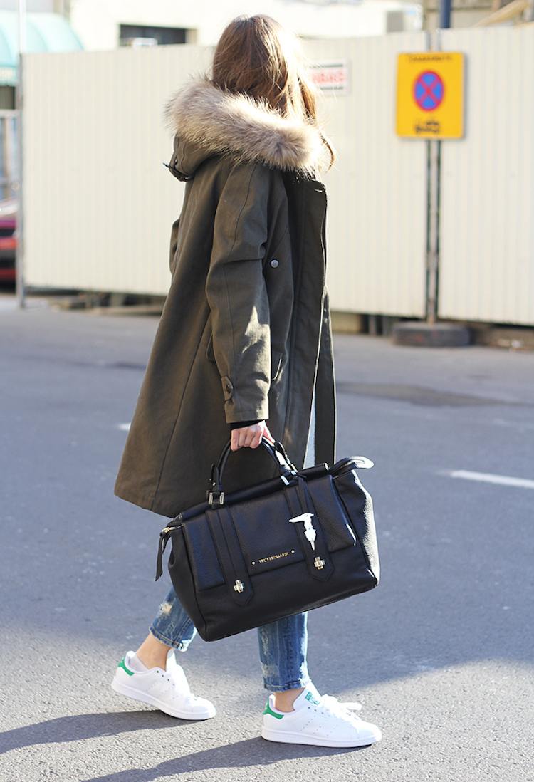 V zime noste park s džínsami a bielymi teniskami dámy-parka-zimná-móda-kombinovať-rifle-biele-tenisky