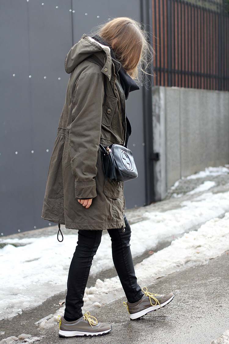 Skombinujte s džínsami a bielymi teniskami a teniskami v rovnakej farbe dámy-parka-zimná-móda-kombinovať-zelená-vojenská-t-trénera
