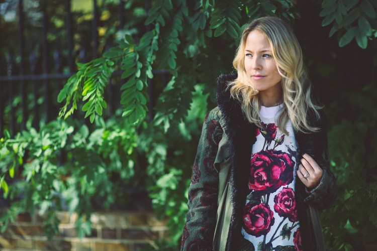 Dámska parka na zimu alebo na jeseň - outfity a tipy na styling Dámska parka -zimná-móda-kombinácia-moderný-outfit-vzor ruže