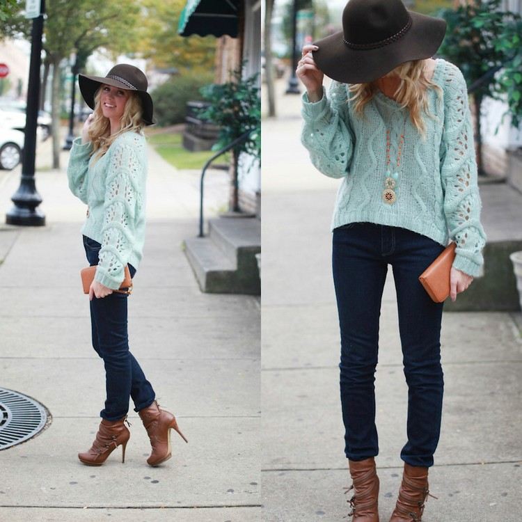 zelený svetrík, rifle, hnedé čižmy na podpätku a klobúk fedora dámsky sveter-jesenný outfit-mäta-zelené-rifle-hnedé čižmy-podpätky-fedora-klobúk