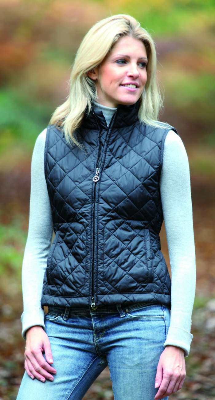 cez jesenné dni s prešívanou vestou čierne prešívané vesty