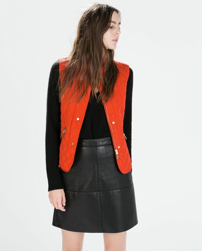 zhoduje sa so sukňou vyrobenou z kože v čiernej farbe červená prešívaná kožená sukňa