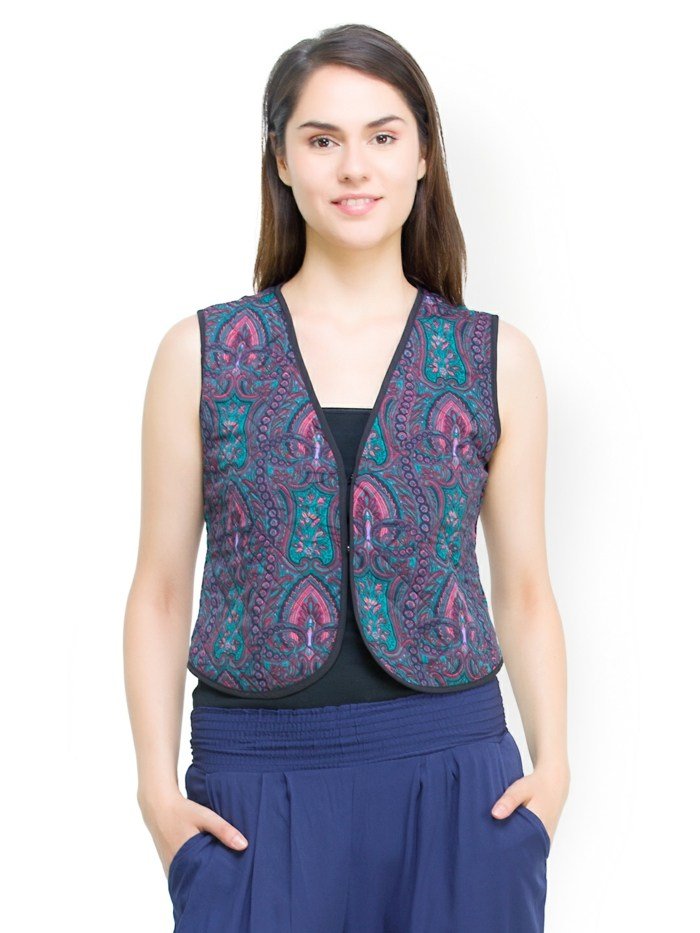 krátka farebne zdobená prešívaná vesta krátke prešívané vesty-bolero-s-farebnými figúrkami