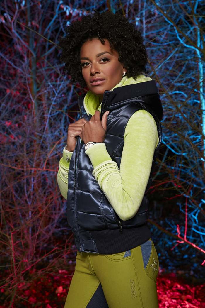 módna prešívaná vesta so žltou blúzkou Gwenda-nasledujúca generácia-čierno-prešívaná vesta s kapucňou