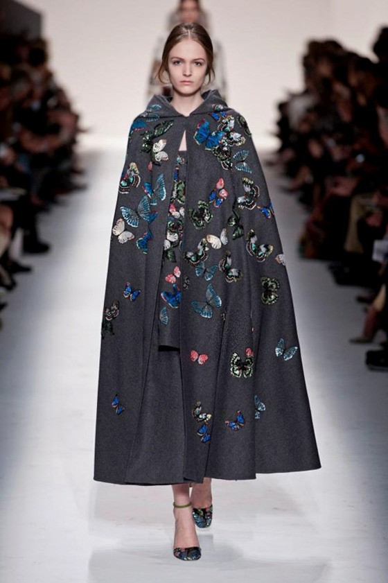 Pelerine s motýľovým vzorom a potlačami sivá látka s potlačou a patchwork motýliky