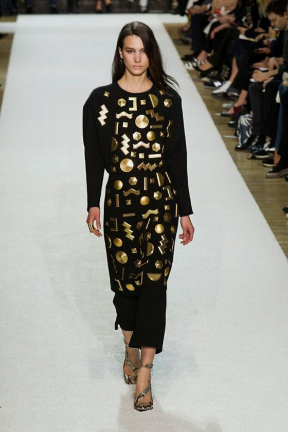 zlaté akcenty čierne šaty dámska móda 2014 Trblietavá a zlatá dlhá blúzka s čiernymi nohavicami