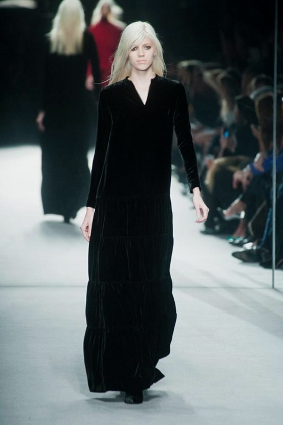 Dlhé zamatové šaty v čiernej farbe Zamatová textília v čiernej farbe