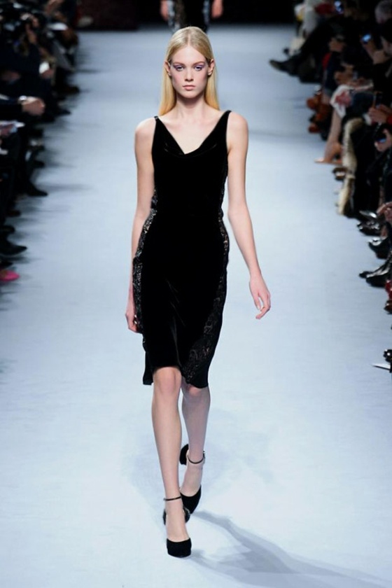 Stredne dlhé šaty zo zamatového textilu s čiernymi topánkami Šaty-zo-zamatu-látky-žien-móda-jeseň-2014