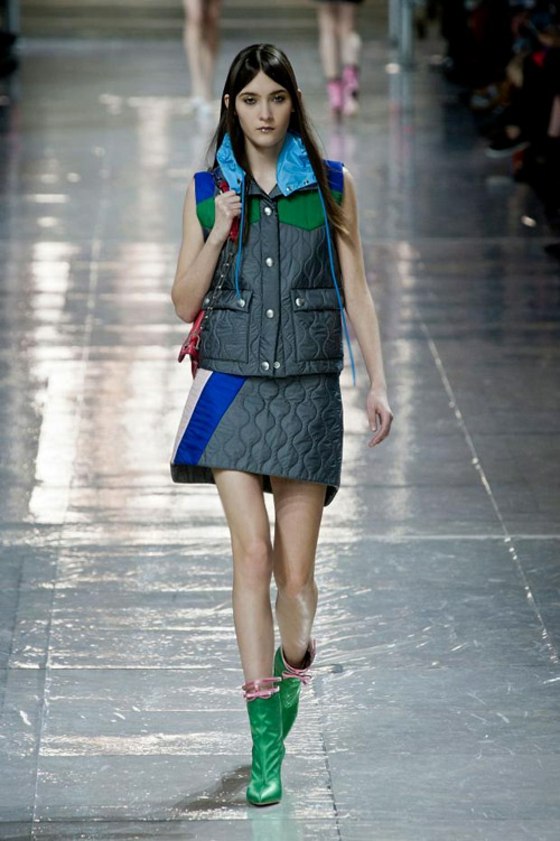 Športová módna sukňa a sako prešívaná zelenými čižmami Športové oblečenie-krátka sukňa-prešívaná