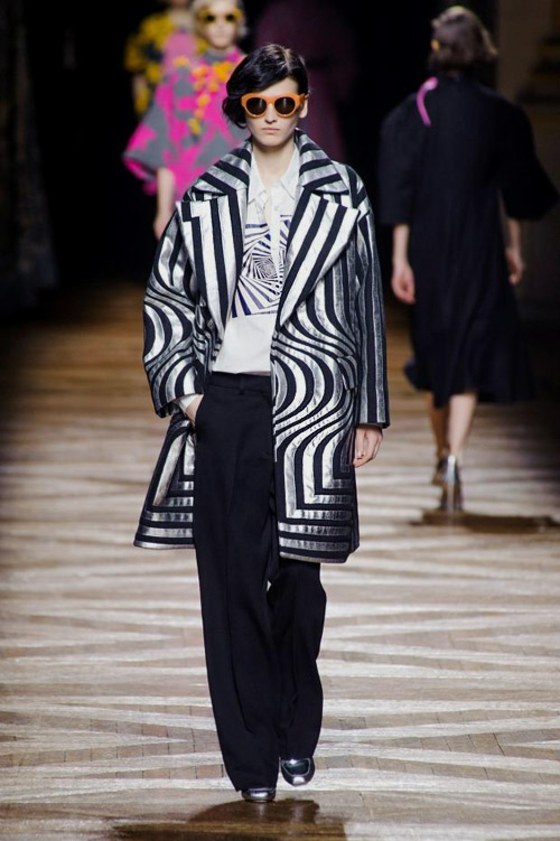 Čierne nohavice s bielou košeľou s pruhovaným čiernym bielym kabátom čierno-biely-odev-kabát-a nohavice