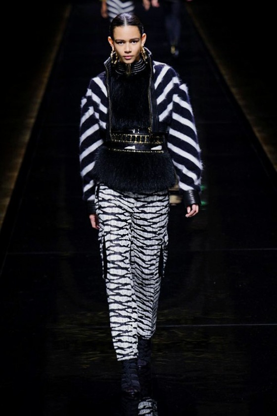 Nohavice so vzorom v čiernobielom kožuchu s opaskom čierno-biele-oblečenie-kožušina-so vzorom