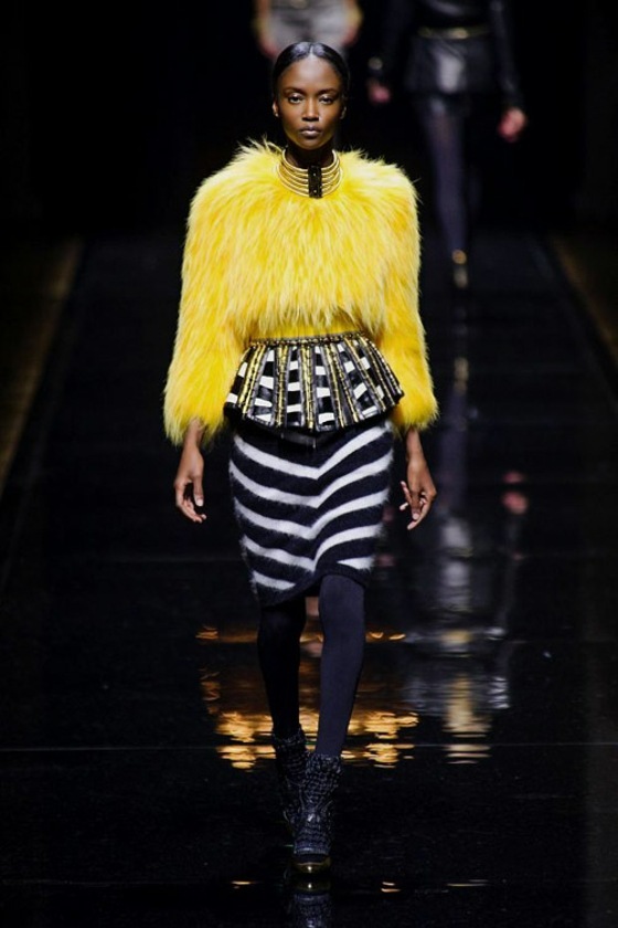 čierna sukňa prúžkovaná so žltým kožúškom krátka bunda vyrobená z kožušiny v žltej farbe