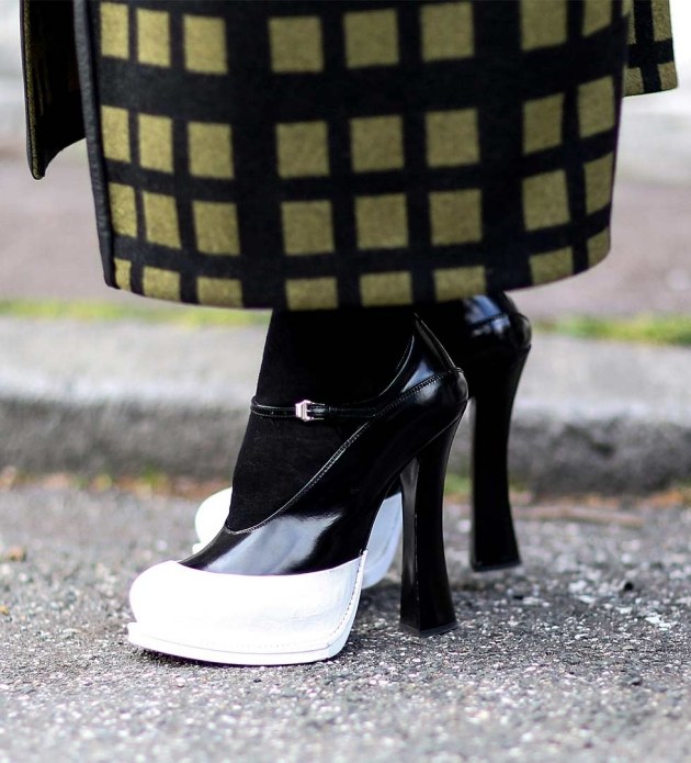 Trendy v jesennej móde-čiernobiele lodičky s miernou platformou vysokého lesku jeseň-móda-zima-móda-čierne-lodičky-biela-plató-vysoký-lesk