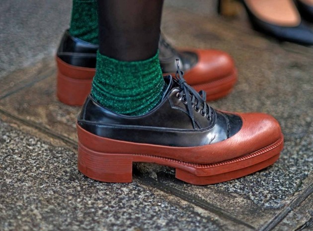 platformové topánky s pevnou červenou podrážkou pre najnovšie dámske kolekcie na jeseň módna-platformová-obuv-dámska-kolekcia-jeseň-zima-15-16-červená-podrážka