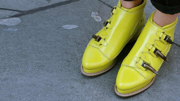 Ploché značkové topánky v žiarivých žltých módnych trendoch pre retro-jeseň-zima-2015-2016-retro trendy-obuv-dizajn-jeseň-zima-2015-2016-neón-farebný-retro-pocit