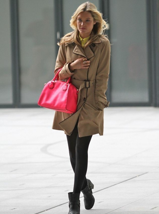 módna ružová kabelka s rúčkou ružová-taška-hnedá-bunda-a-čierna-členková obuv