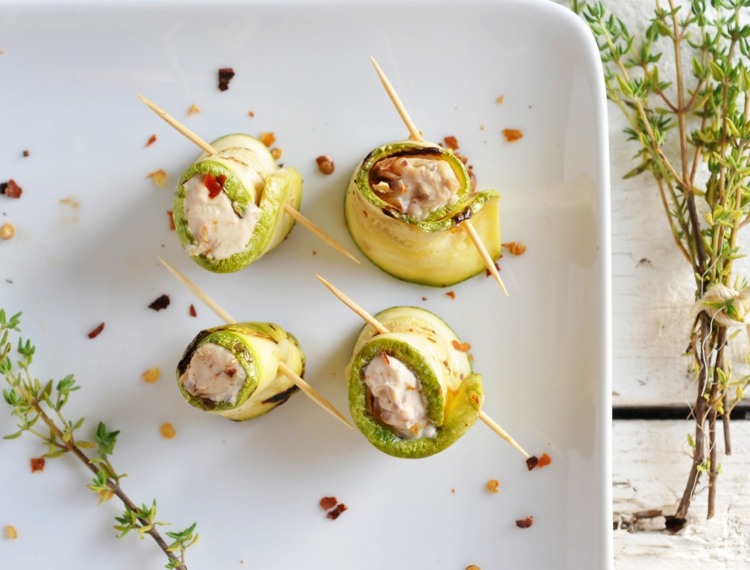 Parné recepty recepty cuketa-ovčí syr-plnené-závitky-špáradlo-tanier-tymian-vetvičky-chilli